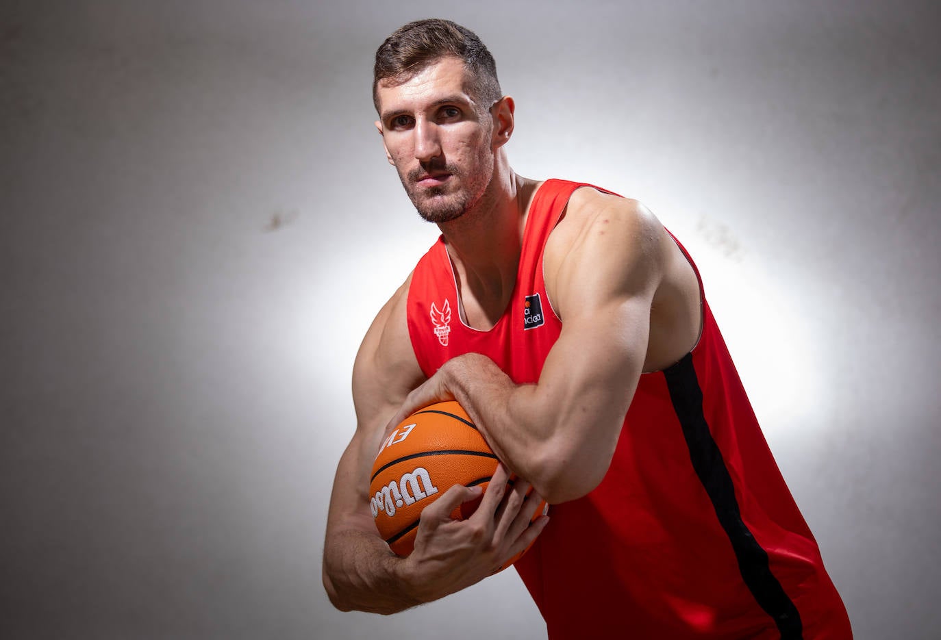 Rubén Guerrero atrapa el balón con fuerza, el 'center' y 'techo' de la nueva plantilla del Covirán confía en dar la talla en la pintura y ofrecer su mejor versión.