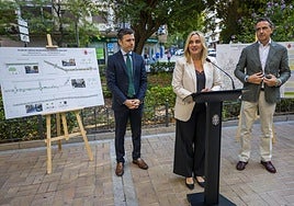 La alcaldesa de Granada, Marifrán Carazo, presenta el plan junto a los ediles Jorge Saavedra y Enrique Catalina.