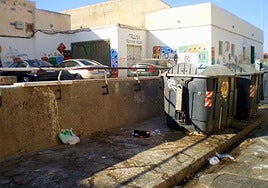 Estado de un área de contenedores de la capital almeriense.