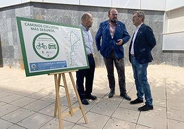 Miguel Contreras y Juan de Dios Carazo junto a uno de los paneles que serán instalados