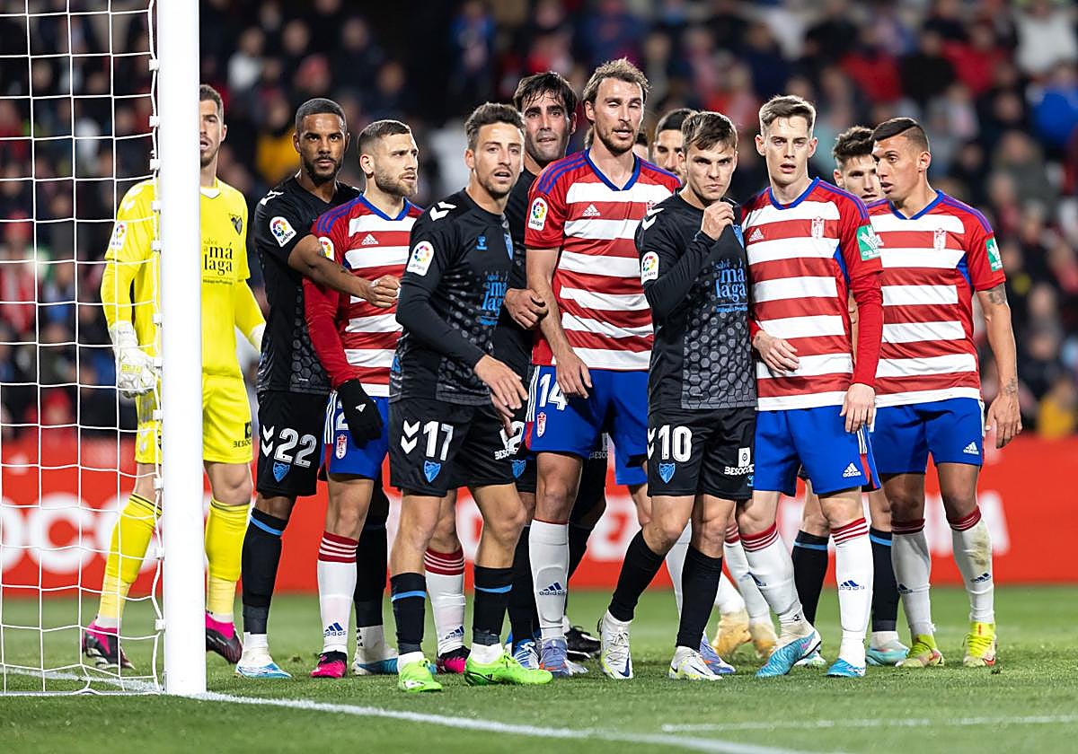 Un córner entre el Granada y el Málaga en su último partido en Los Cármenes.
