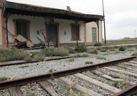 Vías del tren abandonadas en la antigua conexión a Guadix.