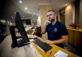 La recepción de un hotel granadino en una imagen de archivo.