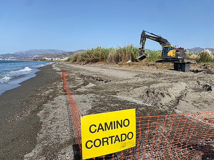 Playa Punta del Río en Salobreña durante los trabajos de acondicionamiento.
