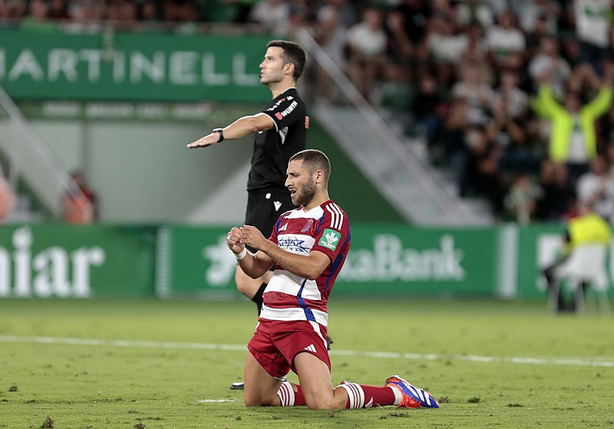 Weissman, decepcionado tras un error en el partido contra el Elche.