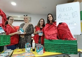 Laura, Meryen, Ana y Noemí, en las dependencias de Cruz Roja en Granada donde se reparte el material escolar.