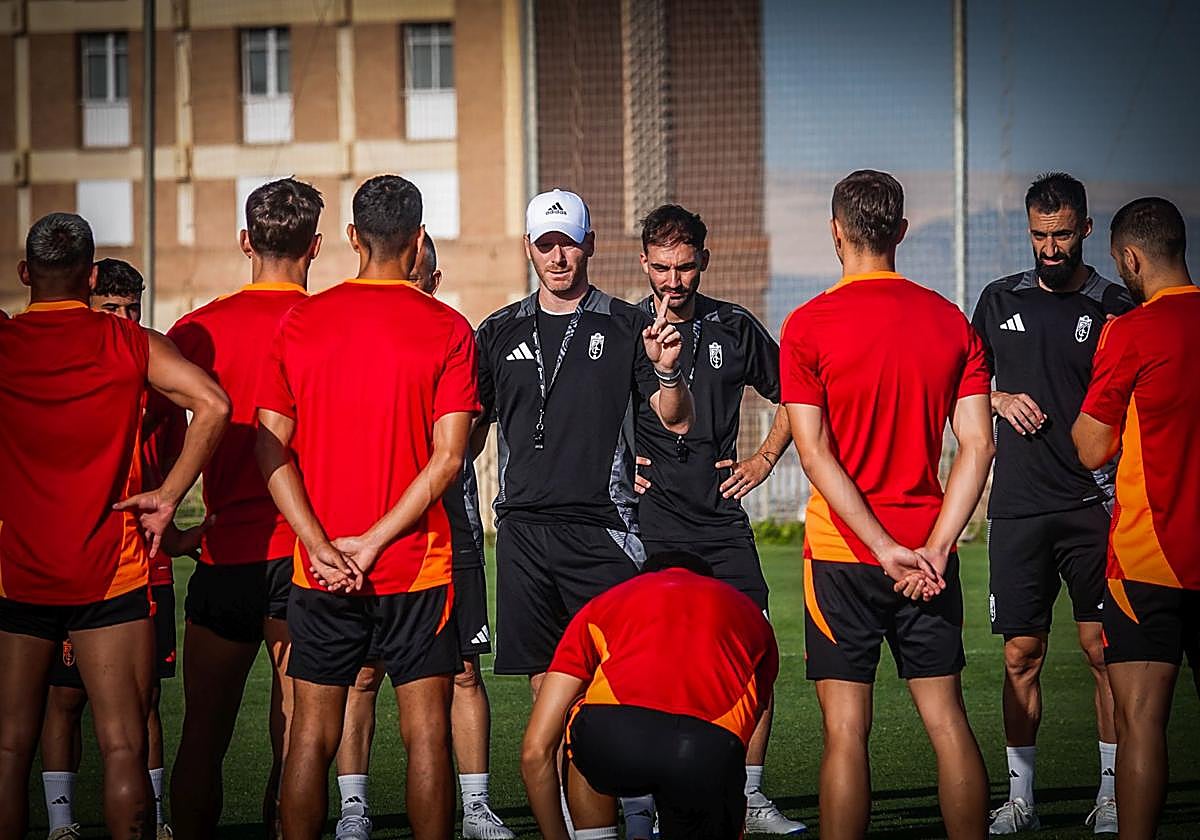 Guille Abascal, entrenador del Granada, en uno de los entrenamientos durante la pretemporada del equipo rojiblanco.