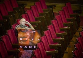 José Luis Pareja, con el cartel de 'Una cita con Candy', en el patio de butacas del teatro Isabel la Católica.