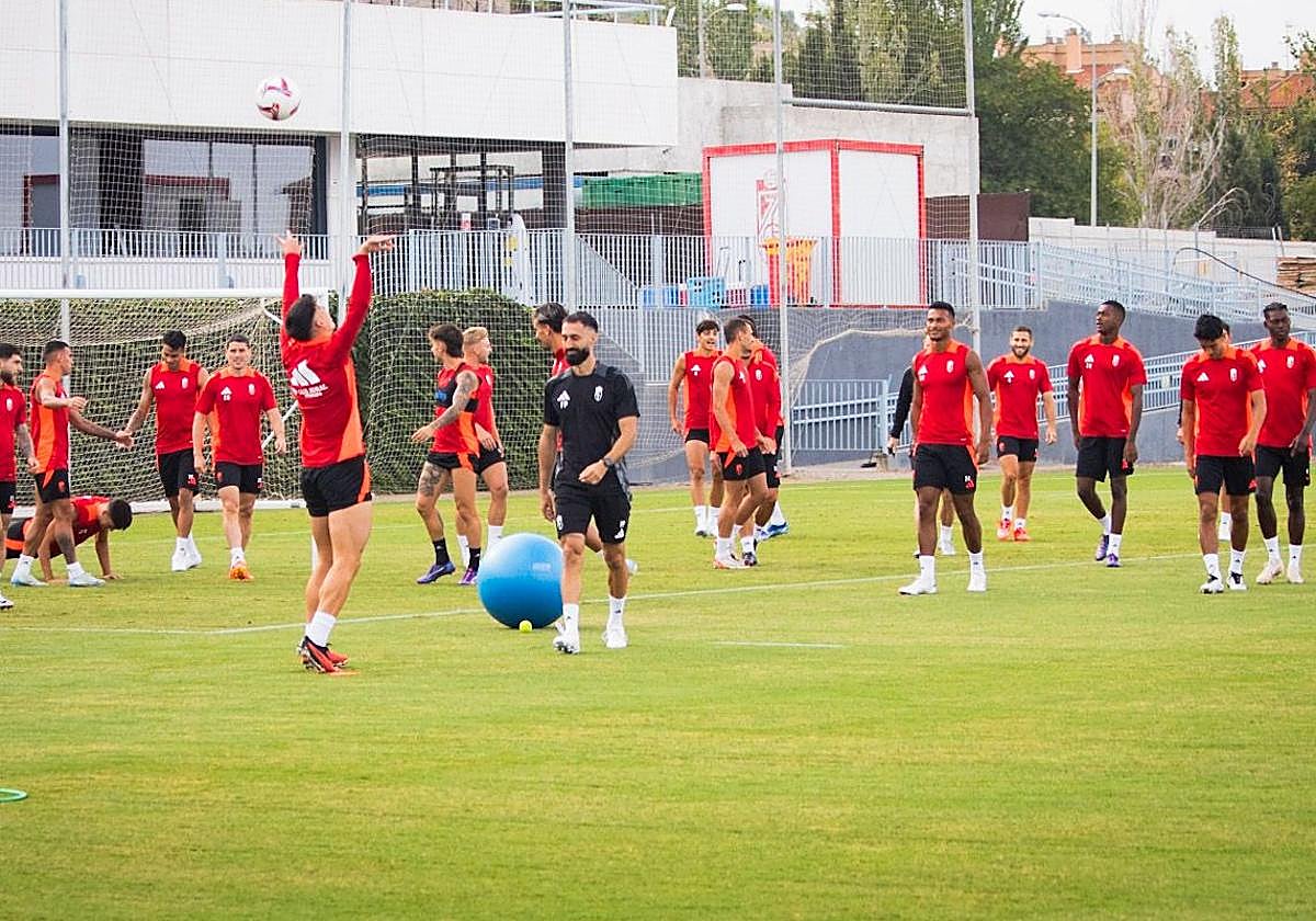 Entrenamiento del Granada en la Ciudad Deportiva del club.