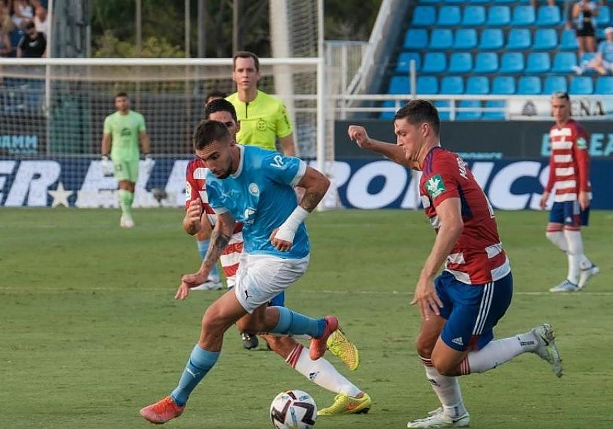 Galech Apezteguía observa una jugada durante su único precedente con el Granada.