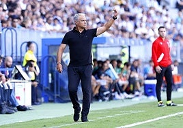 Sergio Pellicer da indicaciones durante el último partido del Málaga en La Rosaleda.