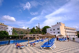 Zona de piscina en el Hotel Salobreña en pleno septiembre.