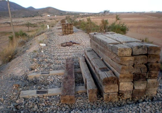 Tramo desmantelado de la antigua línea de tren Guadix-Almendricos.