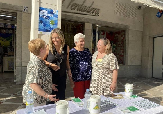 La delega de Salud, Elena González, visita una de las mesas informativas.