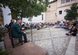 El público rodeó a Juan Pinilla y a Antonio de la Luz en la placeta de la Gloria.