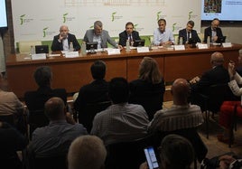 Mesa de la presentación del libro, con Luis Planas y Salvador Cruz en el centro