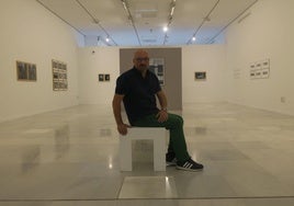 Sánchez Montalbán, ante algunas de sus obras, en el Museo CajaGranada.