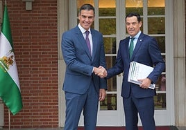Pedro Sánchez y Juanma Moreno se saludan al inicio de su reunión.