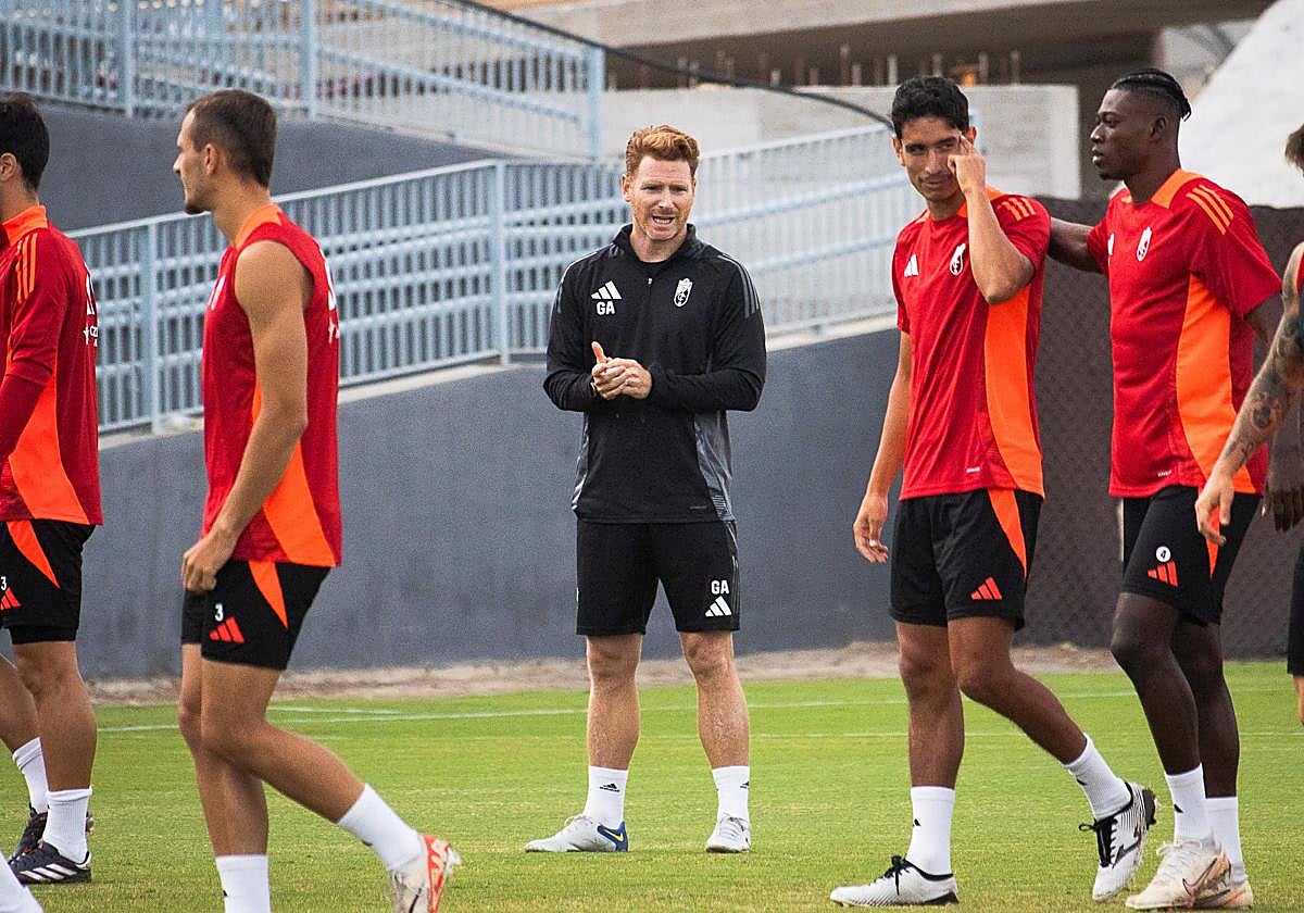 Guille Abascal dirige a sus futbolistas durante el último entrenamiento del Granada.
