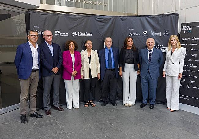 Autoridades, antes de empezar el acto.