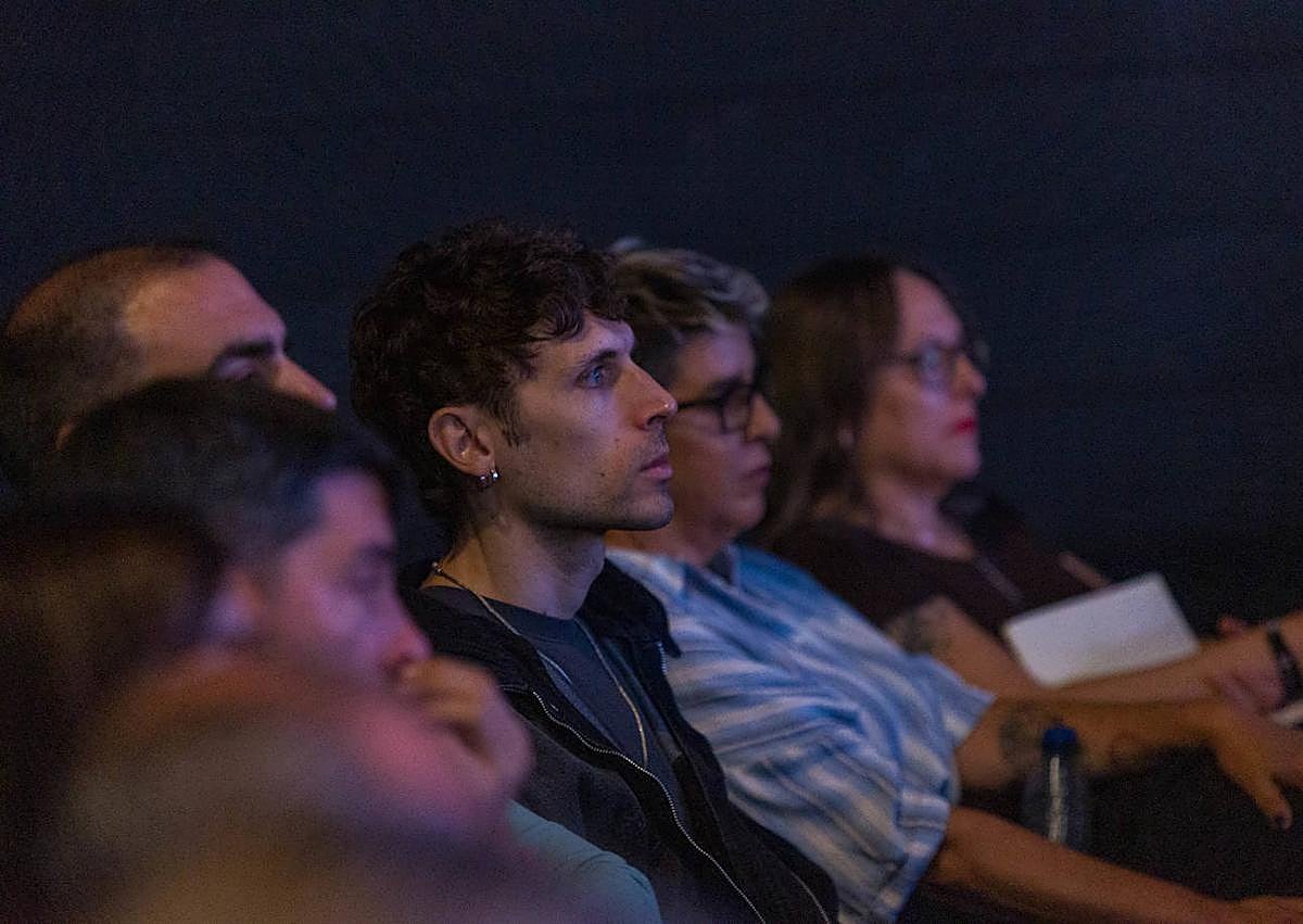 Imagen secundaria 1 - Público en el Centro Lorca; Cristalino, uno de los protagonistas de 'Segundo Premio'; y David Jiménez-Blanco. 