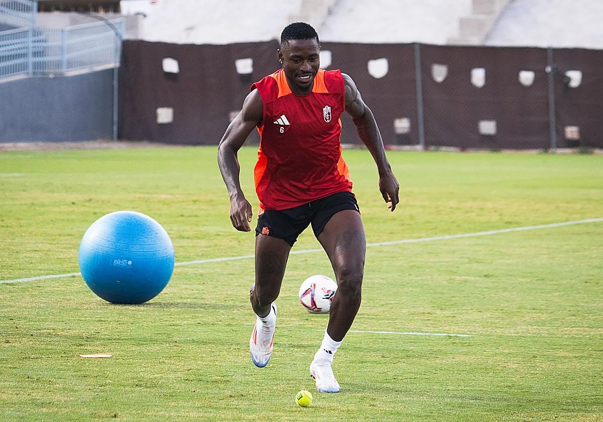 Martin Hongla conduce una pelota de tenis durante el último entrenamiento del equipo.
