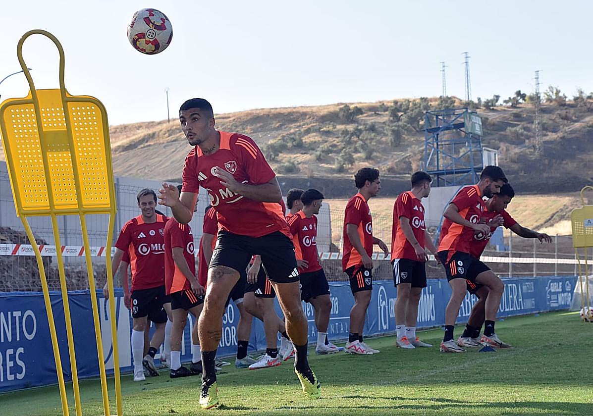 Fran Rivera cabeceando un balón en una sesión de entrenamiento en el Municipal de Linarejos
