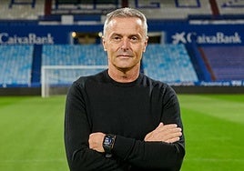 Fran Escribá posa cruzado de brazos en La Romareda, estadio del Zaragoza, último equipo al que dirigió también en Segunda división.