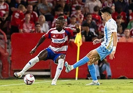 Martin Hongla trata de salir desde atrás ante la presión de Antoñito Cordero.