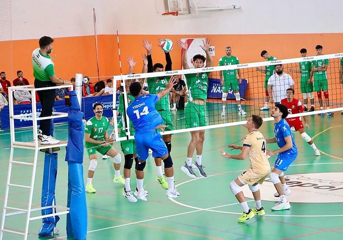 Imagen principal - Arriba, Vidoni se estrella ante el bloqueo de Jorge Fernández, con Todd Alaka'i en la ayuda. Abajo a la izquierda, Charly Jiménez celebra un punto con el grupo; a la derecha, buena recepción de Paquillo Fernández.