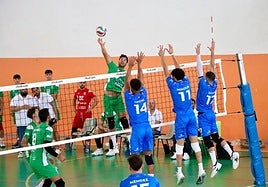 Juanmi González supera el bloqueo que le plantean Vidoni, Mimoun y Folguera.