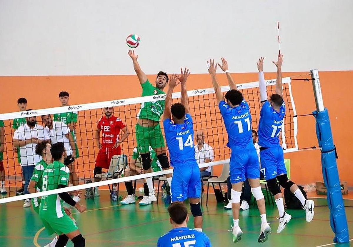 Juanmi González supera el bloqueo que le plantean Vidoni, Mimoun y Folguera.