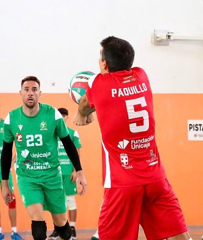 Imagen secundaria 2 - Arriba, Vidoni se estrella ante el bloqueo de Jorge Fernández, con Todd Alaka'i en la ayuda. Abajo a la izquierda, Charly Jiménez celebra un punto con el grupo; a la derecha, buena recepción de Paquillo Fernández.