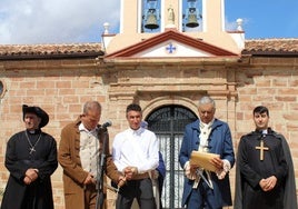 Lectura del pliego de acusaciones contra Riego ante la iglesia de Arquillos.