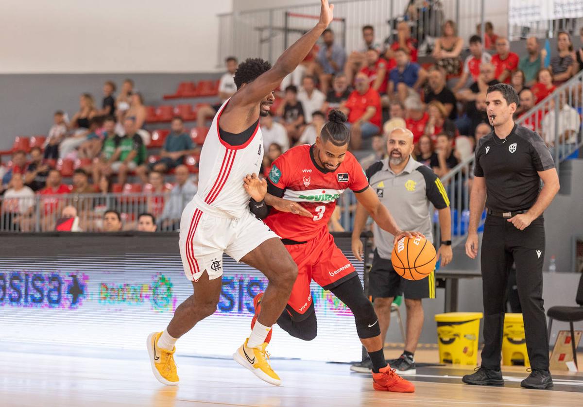 Gian Clavell, aquí contra el Flamengo, tendrá la ayuda de Scott Bamforth en el 'dos'.