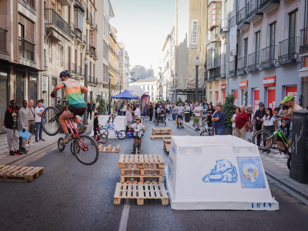 El día sin coches en la nueva peatonalización de Granada, en imágenes