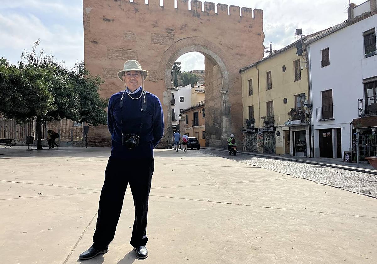 Ángel L. Guerrero posa para IDEAL en la Plaza del Triunfo.