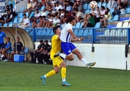 El lateral motrileño Chey se adelanta al delantero Jorge Cortés.