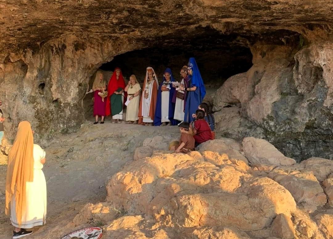 Acto a la entrada de la Cueva de la Lobera.