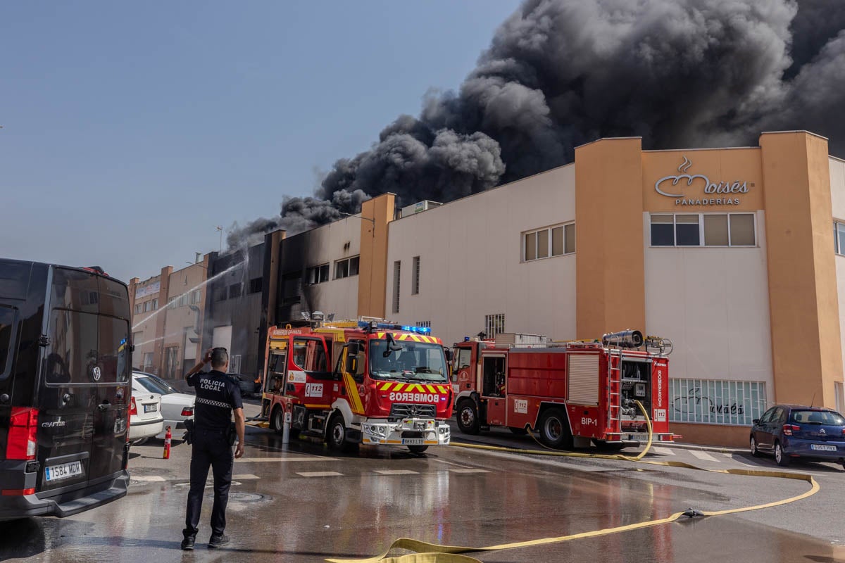 Las imágenes del incendio de una panadería y una tienda electrónica en Granada