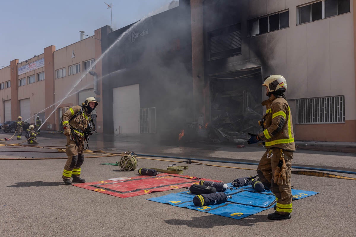 Las imágenes del incendio de una panadería y una tienda electrónica en Granada