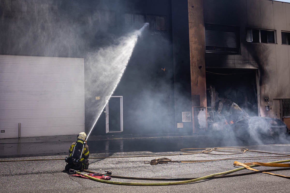 Las imágenes del incendio de una panadería y una tienda electrónica en Granada