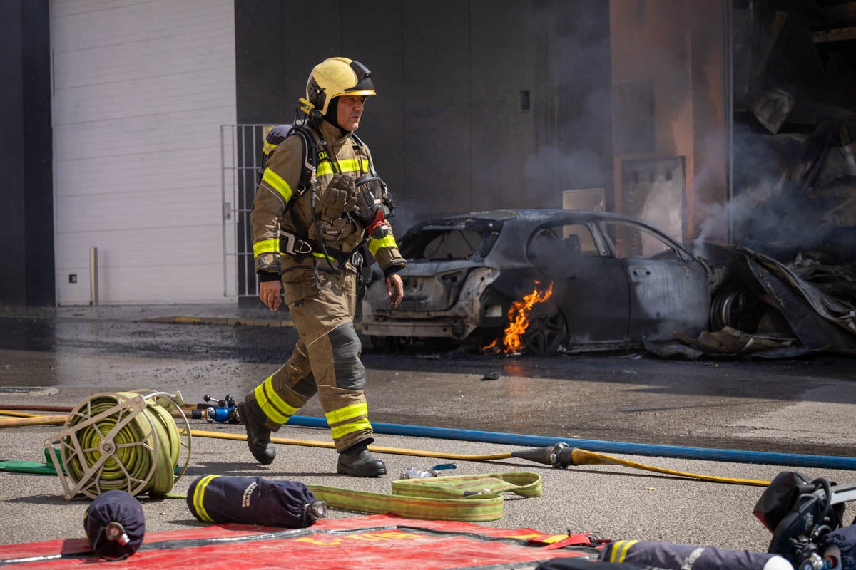 Las imágenes del incendio de una panadería y una tienda electrónica en Granada