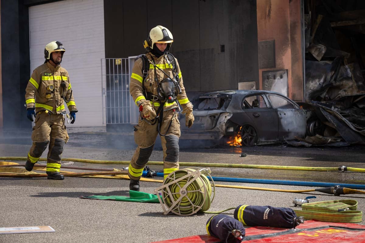 Las imágenes del incendio de una panadería y una tienda electrónica en Granada