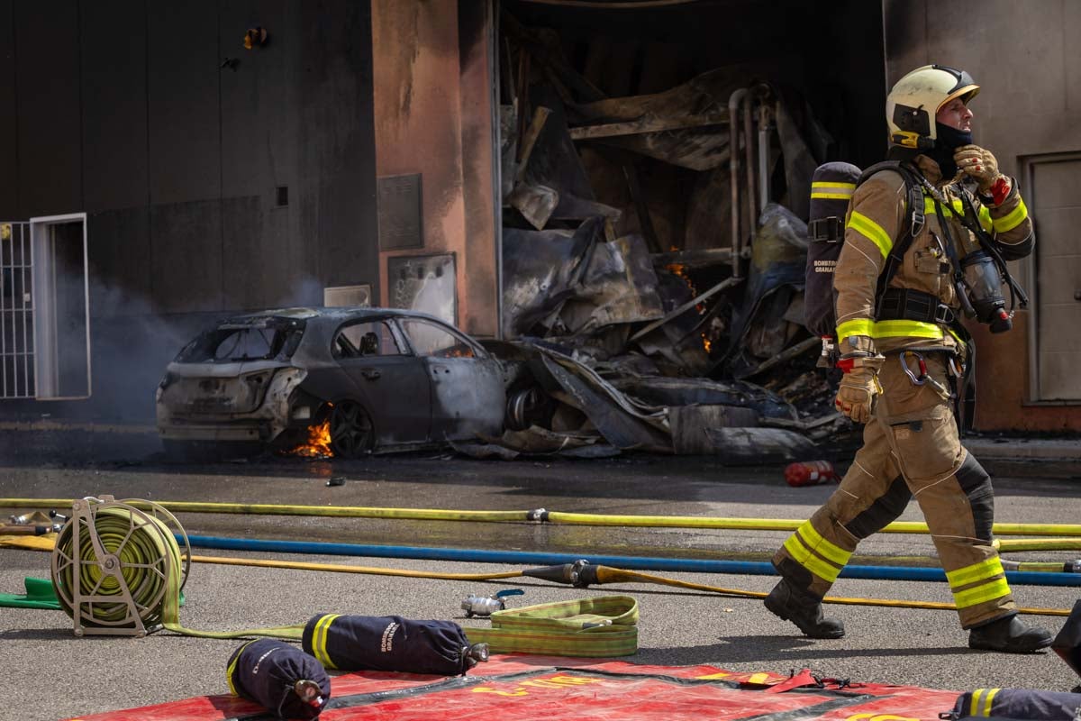 Las imágenes del incendio de una panadería y una tienda electrónica en Granada