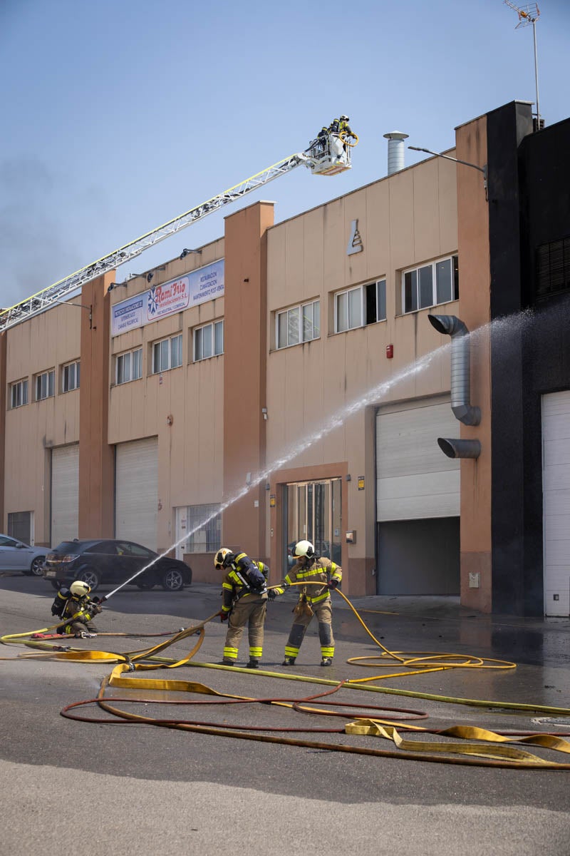 Las imágenes del incendio de una panadería y una tienda electrónica en Granada