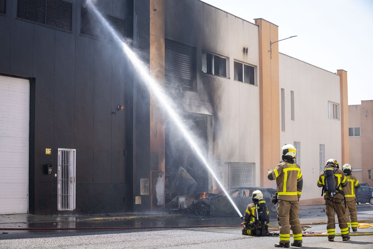 Las imágenes del incendio de una panadería y una tienda electrónica en Granada