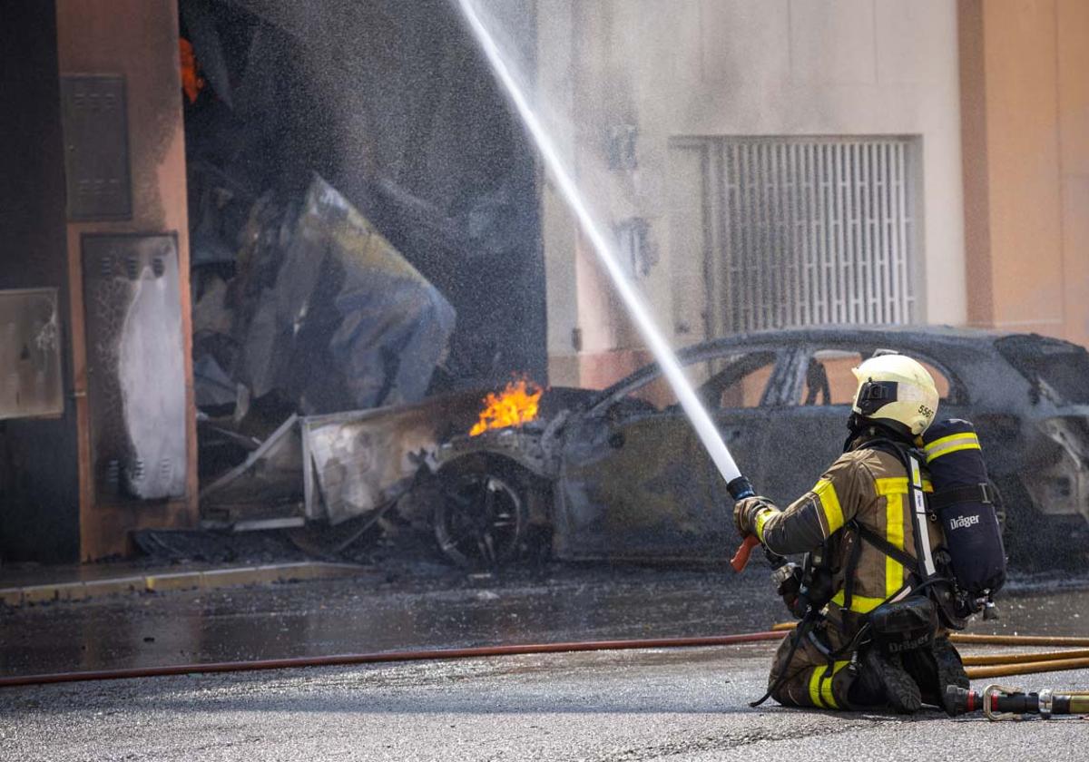 Las imágenes del incendio de una panadería y una tienda electrónica en Granada