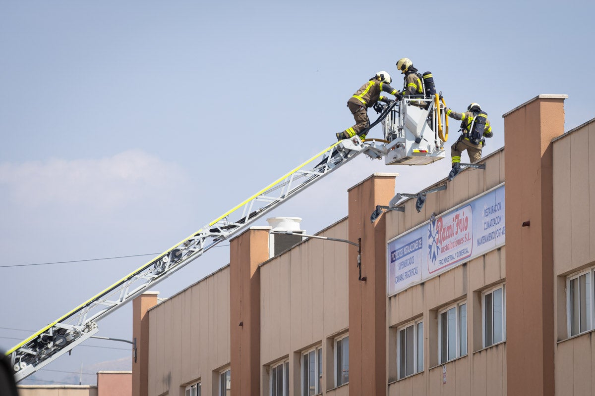 Las imágenes del incendio de una panadería y una tienda electrónica en Granada