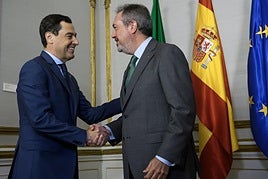 Juanma Moreno saluda a Juan Espadas en el inicio de su encuentro.